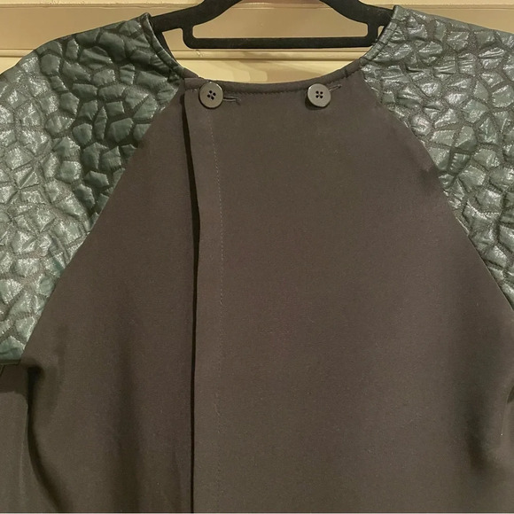 Hunter Bell Split Back Embossed Sleeve Silk Blouse Size Medium - Picture 5 of 11